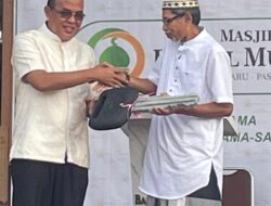 Ketua DPRD Sumbar Supardi Serahkan Mobil Ambulance Untuk Jemaah Masjid Baitul Mukmin Payakumbuh