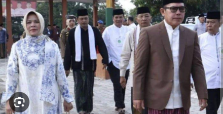 Wako Ahmadi Zubir Shalat Idul Fitri Bersama Warga di Lapangan Merdeka Kota Sungai Penuh