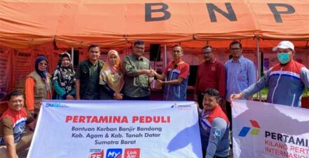 Kilang Pertamina Internasional Unit Dumai Berikan Bantuan Kepada Korban Banjir Bandang dan Longsor di Kabupaten Agam