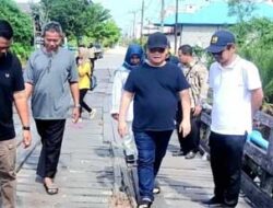 Bupati Kotim Tinjau Kondisi Jembatan Sapihan yang Rusak dan Rencanakan Perbaikan