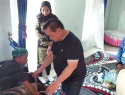 Rogoh Kantong Sendiri, Bupati Halikinnor Berikan Bantuan Kursi Roda untuk Warga Sampit