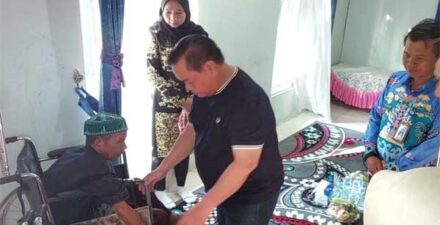 Rogoh Kantong Sendiri, Bupati Halikinnor Berikan Bantuan Kursi Roda untuk Warga Sampit