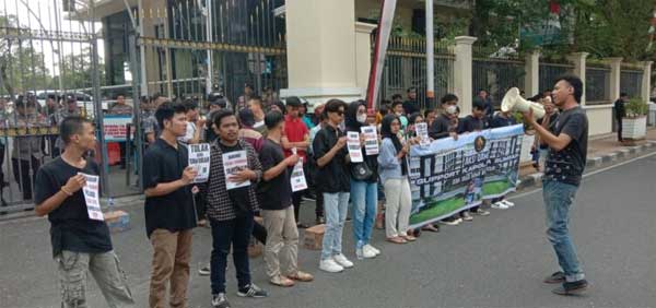 Aksi kembali unjuk rasa kembali terjadi di Polda Sumbar. Kali ini dukungan terhadap Polda Sumbar dalam kasus Afif Maulana dari Menyala Institute. (Foto: Dok. Radarsumbar.com)