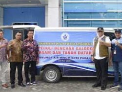 Perumda AM Padang Serahkan Bantuan untuk Korban Banjir dan Galodo