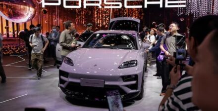 Permintaan mobil listrik turun, Porsche tetap hentikan produksi mobil bensin?