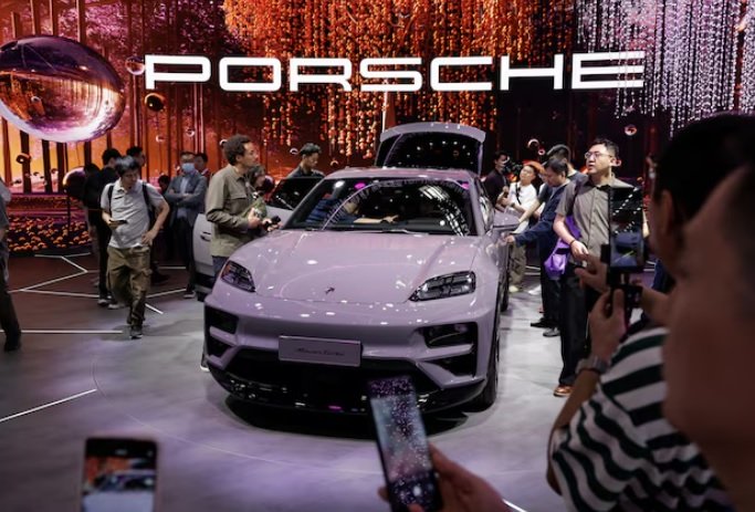 Permintaan mobil listrik turun, Porsche tetap hentikan produksi mobil bensin?