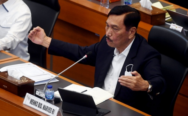 Luhut buka suara soal bea masuk produk china.