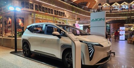 Aion Y Plus mejeng di mal.