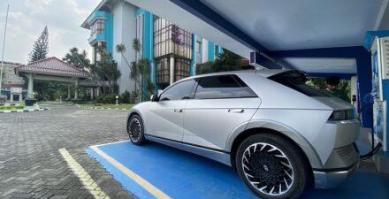 Tips merawat baterai mobil listrik agar awet.