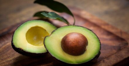 Menjaga Kulit Tetap Segar dengan Konsumsi Buah Kaya Kolagen