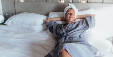 Risiko Kesehatan Tidur Rambut Basah