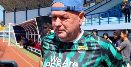 Bojan Hodak merasa Persib Bandung masih kekurangan pemain.