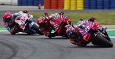Marc Marquez melaju di belakang Francesco Bagnaia dan Jorge Martin