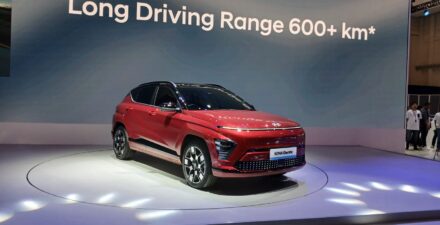 Hyundai resmi mengumumkan harga mobil listrik All New Kona Electric. Varian termahal di jual Rp600 jutaan.