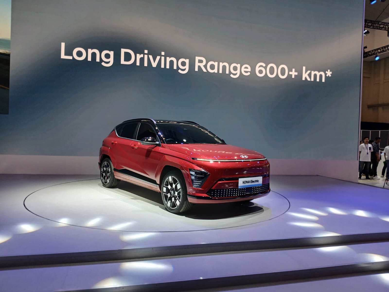 Hyundai resmi mengumumkan harga mobil listrik All New Kona Electric. Varian termahal di jual Rp600 jutaan.