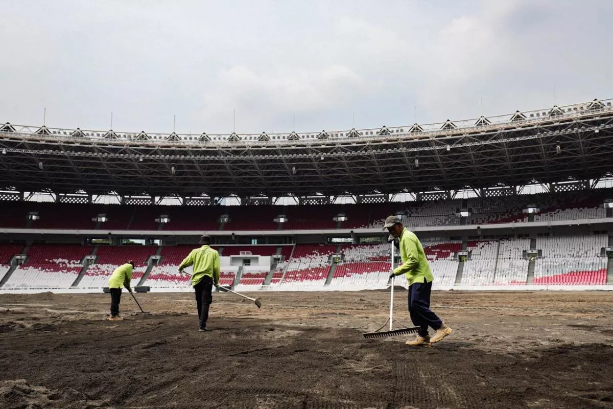 Stadion Utama Gelora Bung Karno tengah revitalisasi rumput lapangan jelang laga kandang Timnas Indonesia.