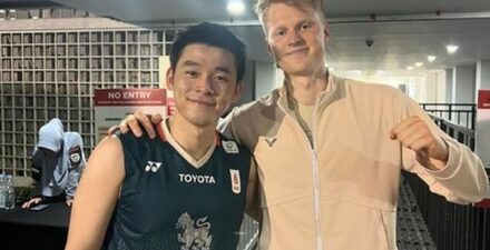 Anders Antonsen (kanan) akan menghadapi Ade Resky di Olimpiade Paris 2024.