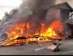 Dua Warung Hangus Terbakar di Jalan Raya Indarung Padang