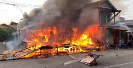 Dua Warung Hangus Terbakar di Jalan Raya Indarung Padang