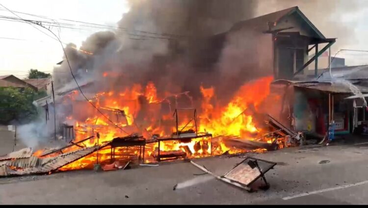 Dua Warung Hangus Terbakar