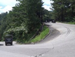 Truk Jatuh ke Jurang di Sitinjau Lauik, Sopir Dievakuasi dengan Tandu