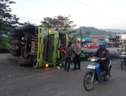 Rem Blong, Truk Batu Bara Tabrak Dump Truk dan Rumah di Padang
