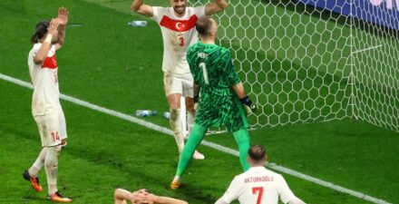 Turki melaju ke perempat final usai menang 2-1 lawan Austria di 16 besar Euro 2024. Merih Demiral jadi pahlawan kemenangan dengan dua golnya. (foto: REUTERS)