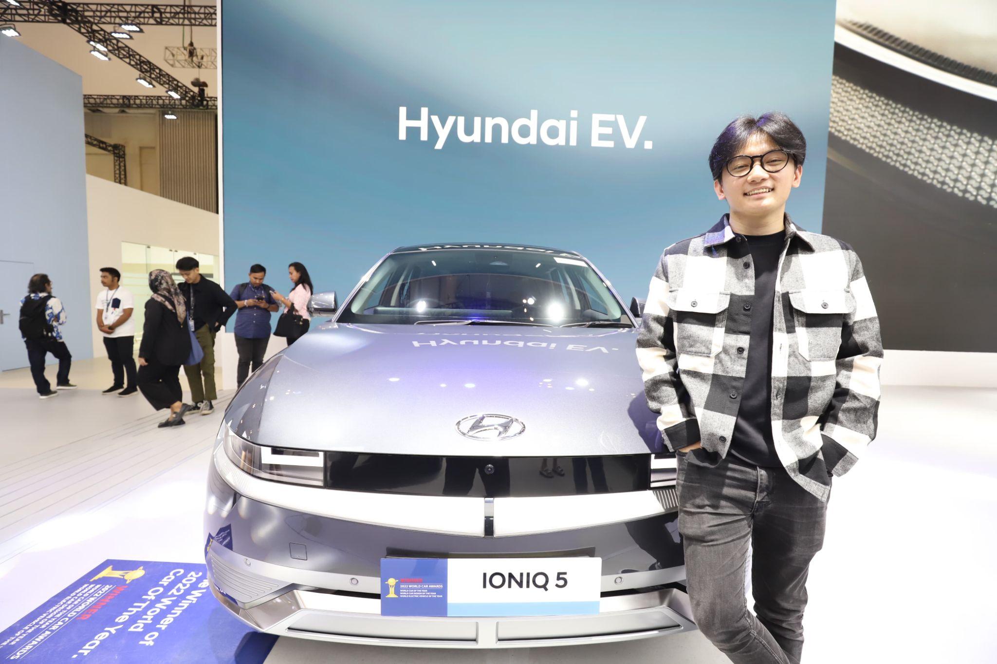 Konten kreator dan pegiat otomotif Sonny Willim hadir di GIIAS dan menjajal pengalaman berkendara bersama Hyundai IONIQ 5.