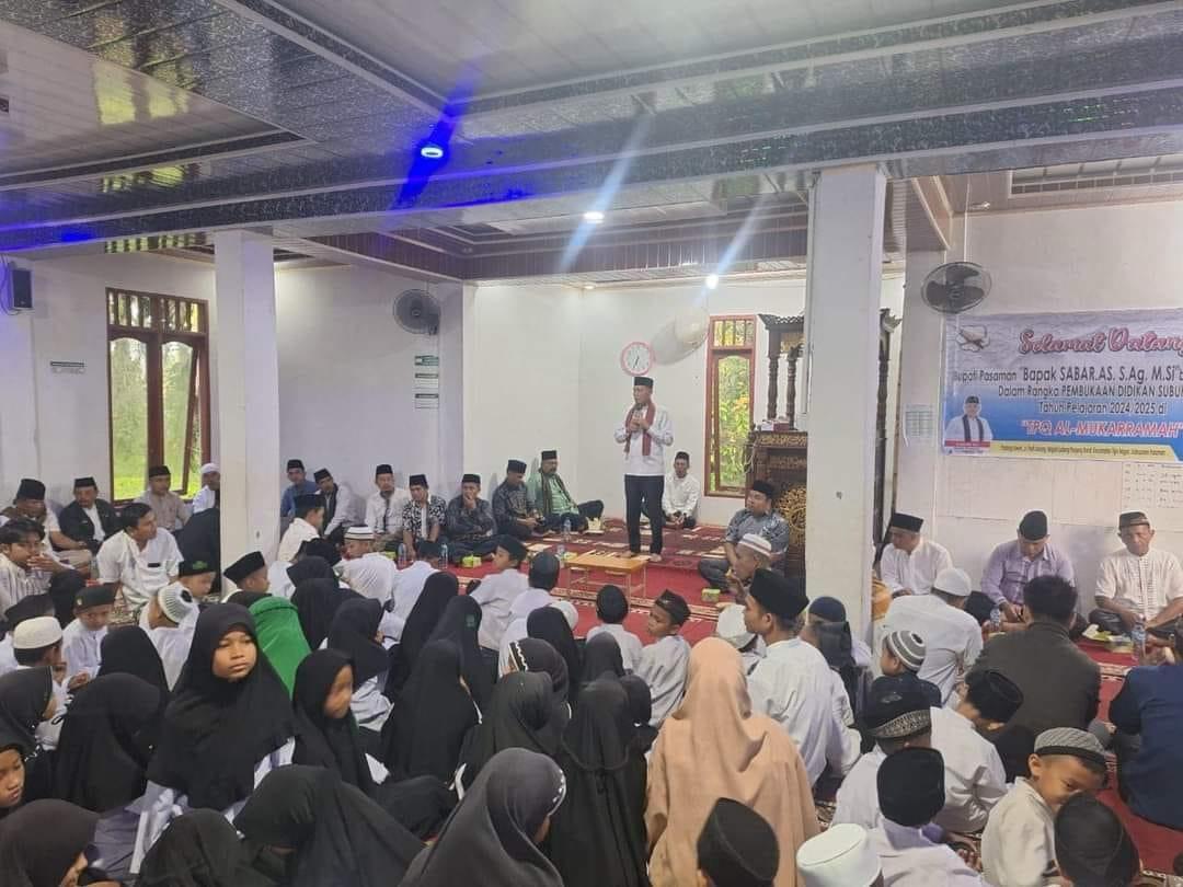 Bupati Pasaman Sabar AS membuka kegiatan didikan subuh di TPQ Al Mukarramah, Minggu (28/7/2024).