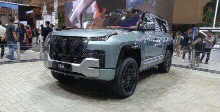 BYD Yangwang U8 di GIIAS 2024.
