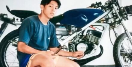 Ariel Noah pamer motor pertamanya yakni Suzuki RGR 150.