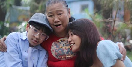 Kenneth Trevi, Penyanyi lagu Nama Terbaik bersama mama dan omanya. (Dok. Istimewa)