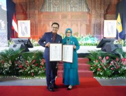 Bupati Khairunas Terima Penghargaan Manggala Karya Kencana