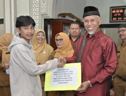 Gubernur Mahyeldi Salurkan Bantuan BPJS Ketenagakerjaan dan Bibit Ikan untuk Ratusan Nelayan di Padang Pariaman