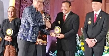 Pemkab Kerinci Berhasil Turunkan Stunting, Pj. Bupati Kerinci Asraf Terima Penghargaan dari BKKBN