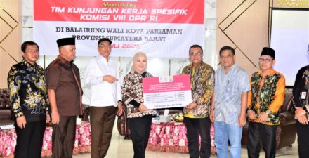 Kemensos dan Komisi VIII DPR RI Serahkan Bantuan Sosial ke Kota Pariaman Sebesar 8,5 Milyar