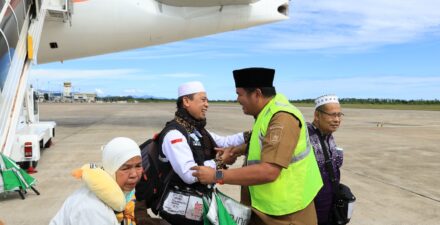 107 Jama’ah Haji Asal Kota Pariaman Kembali Pulang Disambut Haru