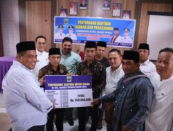 Senilai Rp 1,1 Milyar Bantuan Sarana dan Prasarana Diserahkan Bupati Suhatri Bur untuk Ulakan Tapakis
