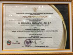 Gubernur Mahyeldi Raih Lencana Abdi Inovasi Desa dari Kemendes PDTT Berkat Kegigihan Membina Teknologi Tepat Guna