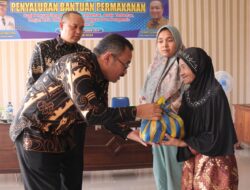 Pj Wako Payakumbuh Suprayitno Serahkan Bantuan Pemakanan Untuk Gelandangan Dan Pengemis
