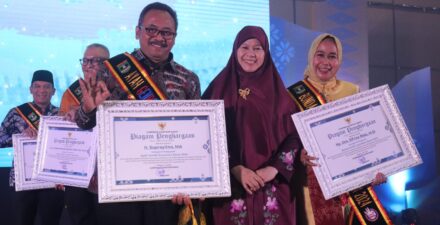 Suprayitno Dan Elfriza Rida Raih Gelar Ayah&nbsp; Bunda GenRe Pengayom Perwakilan BKKBN Sumbar