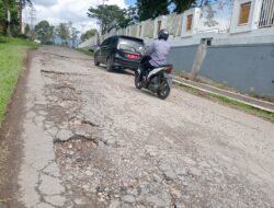 PU Berjanji Perbaiki Jalan Samping Kantor Bupati Solsel Rusak Parah