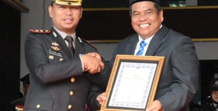 HUT Bhayangkara ke-78 ; Bupati Suhatri Bur Terima Penghargaan Polres Padang Pariaman