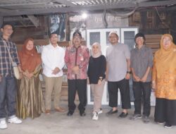 Pj Wako Suprayitno Serahkan Lemari Buku Kepada Komunitas INTRO Payakumbuh