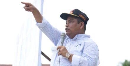 Bupati Suhatri Bur Himbau Warga Padang Pariaman Kibarkan Bendera Merah Putih Sebulan Penuh
