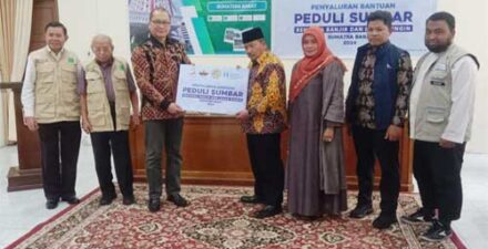 Bupati Agam Salurkan Bantuan Yayasan Yarsi dan Minang Diaspora untuk Korban Banjir Bandang