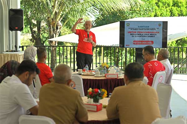 Gubernur Mahyeldi Terus Perkuat Sinergitas Pemprov dan Semen Padang untuk Sepakbola Sumbar