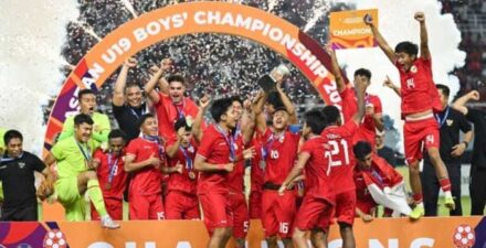 Timnas Indonesia U-19 meluapkan kegembiraan setelah menjuarai Piala AFF 2024 di final mengalahkan Thailand 1-0. (viva.co.id)