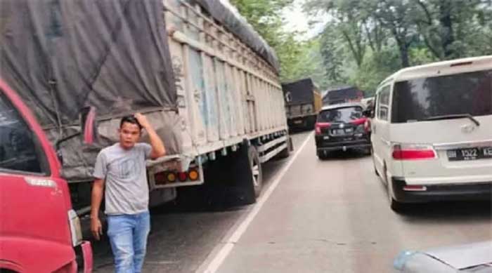 Beginilah kondisi jalan di Sitinjau Lauik saat macet total.
