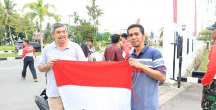 Pemko Pariaman bagikan 1.500 Bendera Merah Putih kepada Masyarakat